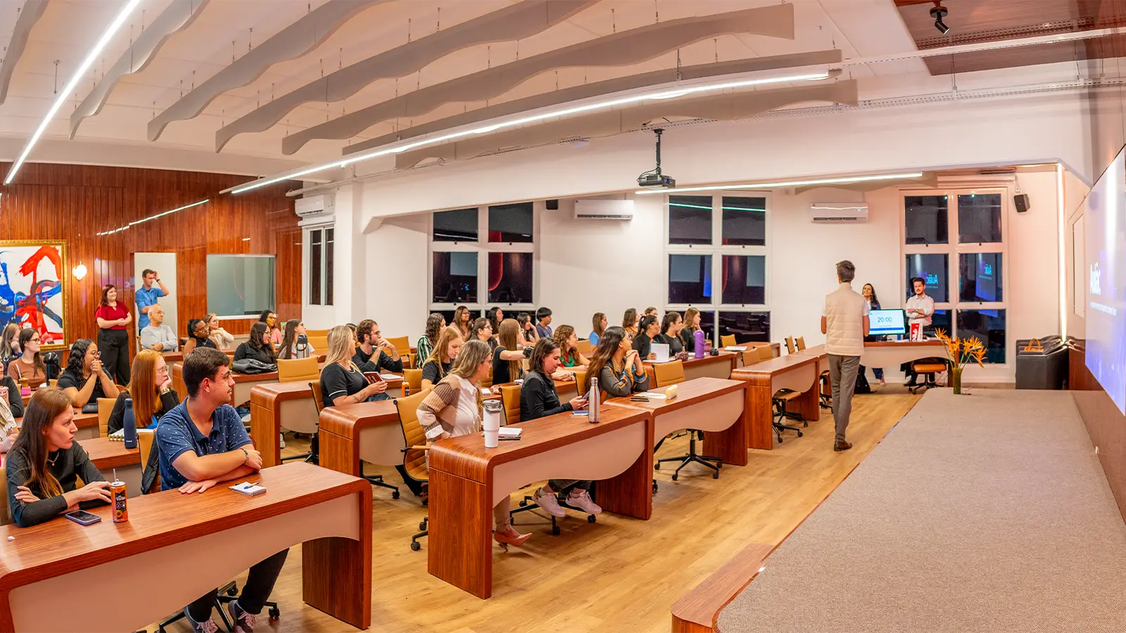 Sala de aula em madeira com a turma reunida