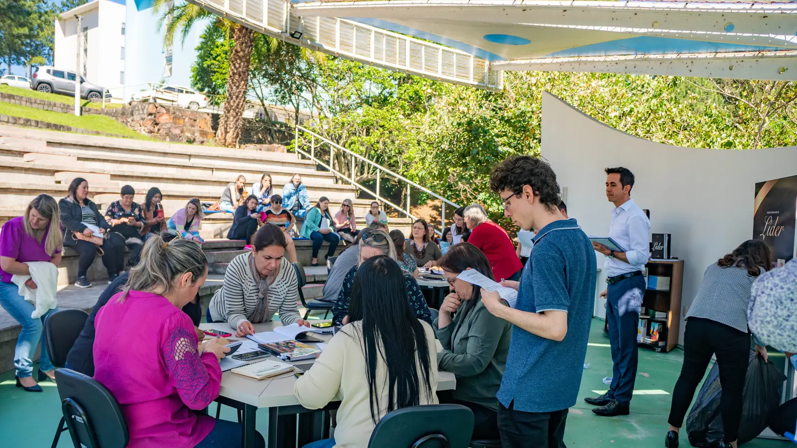 Workshop em mesas com mentoria de perto